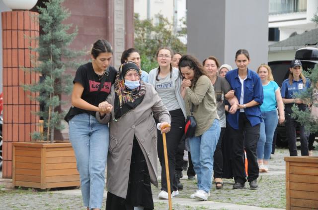 1 polisin yaşamını yitirdiği, 3 kişinin yaralandığı lunaparktaki tren kazasıyla ilgili 3 kişi gözaltına alındı 1 polisin yaşamını yitirdiği, 3 kişinin yaralandığı lunaparktaki tren kazasıyla ilgili 3 kişi gözaltına alındı