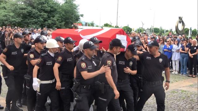 1 polisin yaşamını yitirdiği, 3 kişinin yaralandığı lunaparktaki tren kazasıyla ilgili 3 kişi gözaltına alındı 1 polisin yaşamını yitirdiği, 3 kişinin yaralandığı lunaparktaki tren kazasıyla ilgili 3 kişi gözaltına alındı