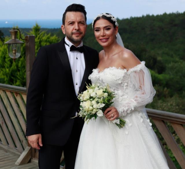 3 aylık hamile hayranıyla evlenen Nihat Doğan'ın düğününden ilk kare geldi 3 aylık hamile hayranıyla evlenen Nihat Doğan'ın düğününden ilk kare geldi