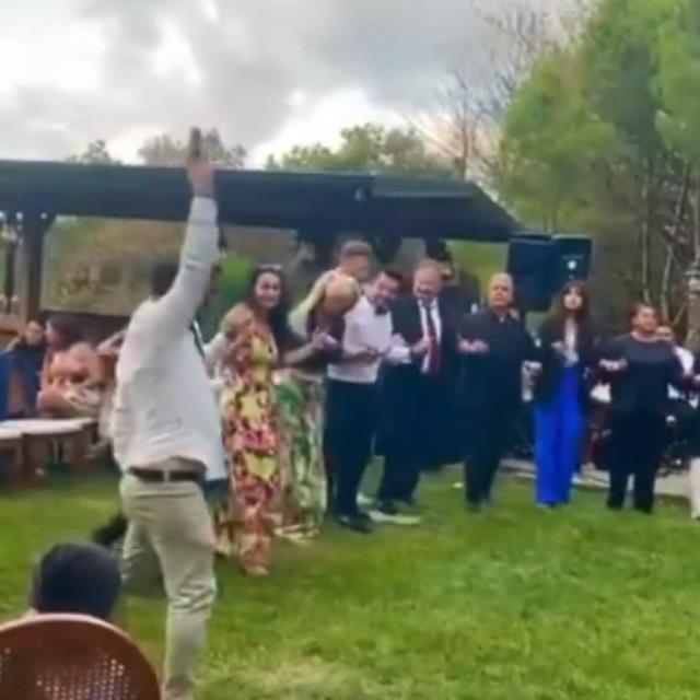 3 aylık hamile hayranıyla evlenen Nihat Doğan'ın düğününden ilk kare geldi 3 aylık hamile hayranıyla evlenen Nihat Doğan'ın düğününden ilk kare geldi