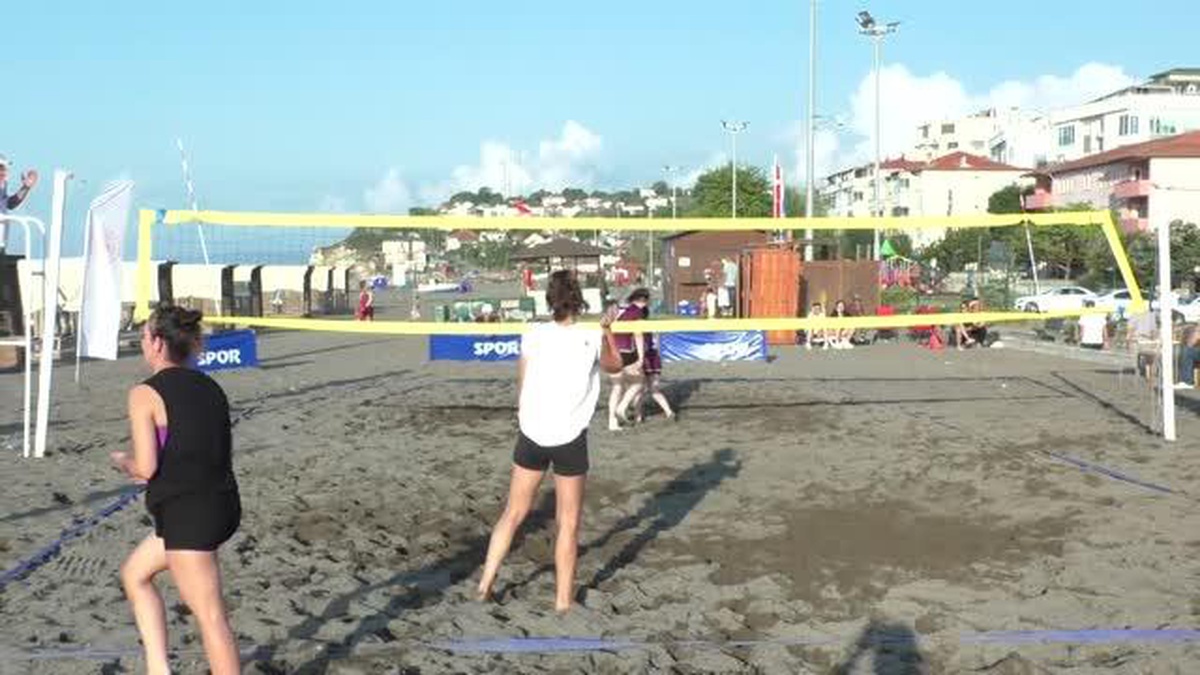 Akçakoca\'da plaj voleybolu turnuvası yapıldı