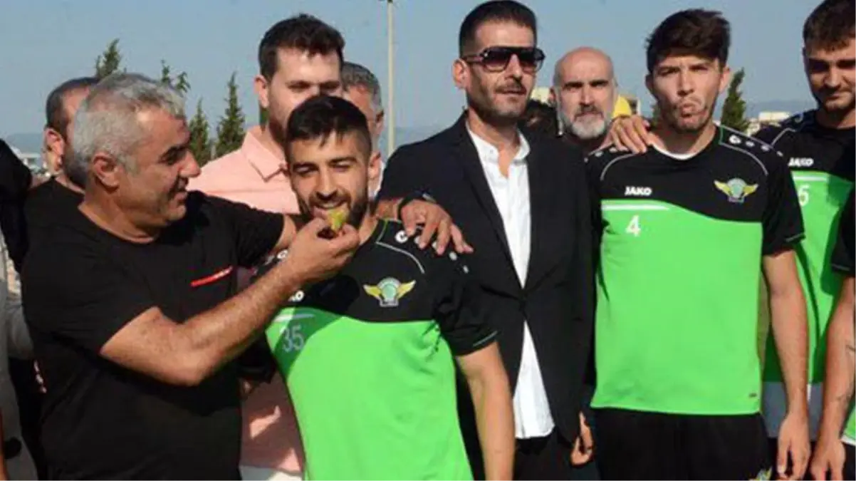 Akhisarspor\'da başkan adayı Mikail Aydın\'ın getirdiği baklavayı yiyen 8 futbolcu kadro dışı bırakıldı