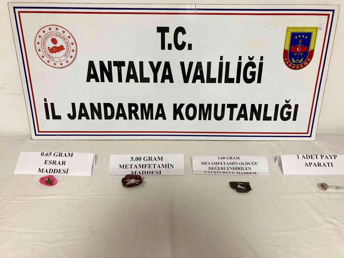 Antalya\'da aranma kaydı bulunan şüpheli, jandarmaya yakalandı
