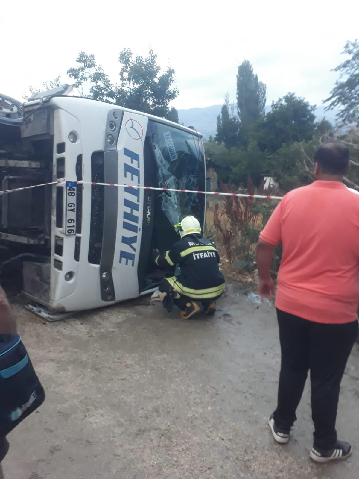 Antalya\'da devrilen midibüsteki 19 kişi yaralandı