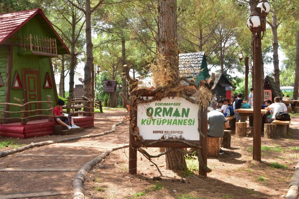 Antalya\'da kurulan "Orman Kütüphanesi" kitapseverleri ağırlıyor