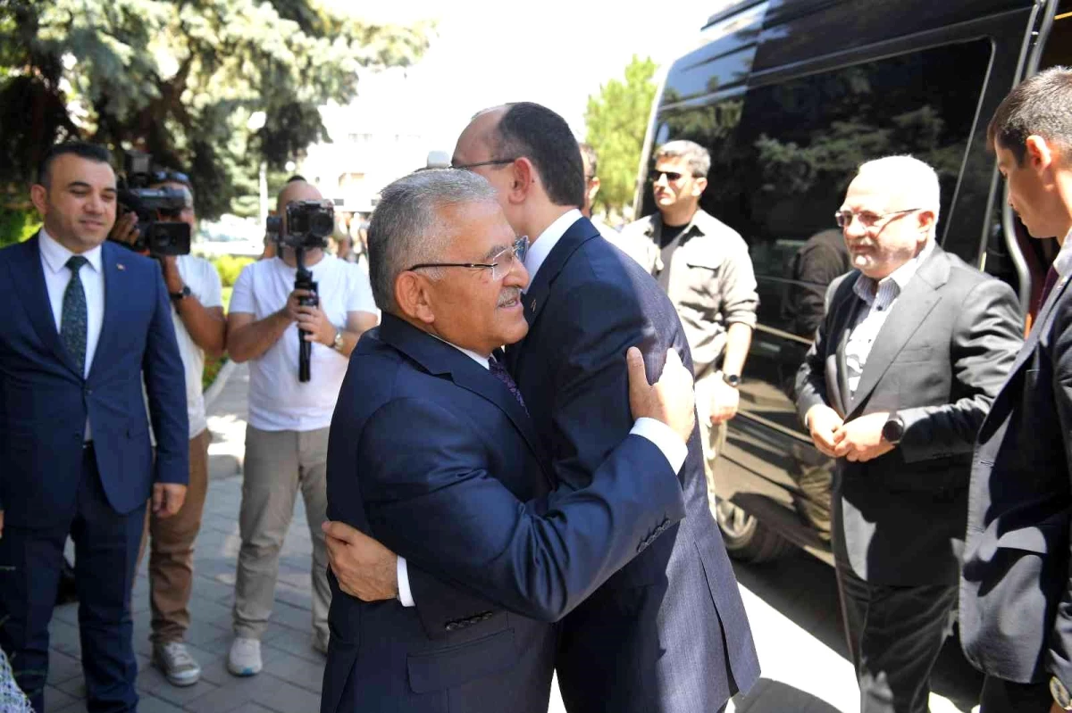 Bakan Muş\'tan AK Parti Kayseri İl Başkanlığına ziyaret