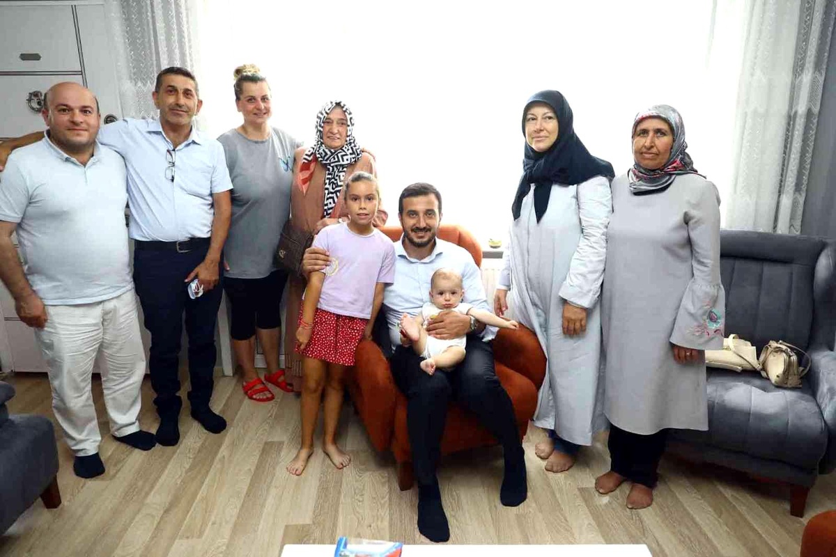 Başkan Özdemir, Sarıyerlilerin evine konuk oldu