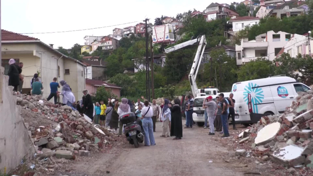 Beykoz Tokatköy\'de Kentsel Dönüşümde Anlaşma Sağlanmadan Elektrikleri Kesilen Vatandaşlar Polisle Karşı Karşıya Geldi