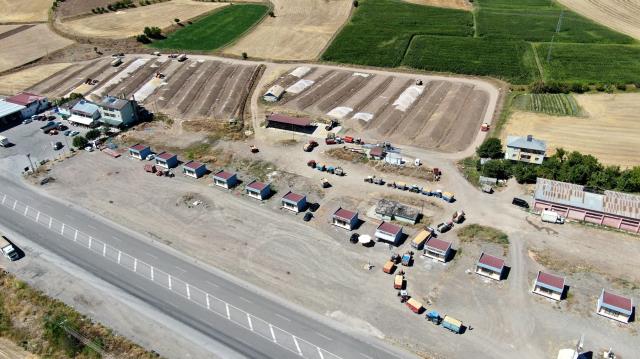 Buğday hasadında rekolte zirve yaptı, ambarlara sığmayan mahsul toprağa gömüldü Buğday hasadında rekolte zirve yaptı, ambarlara sığmayan mahsul toprağa gömüldü