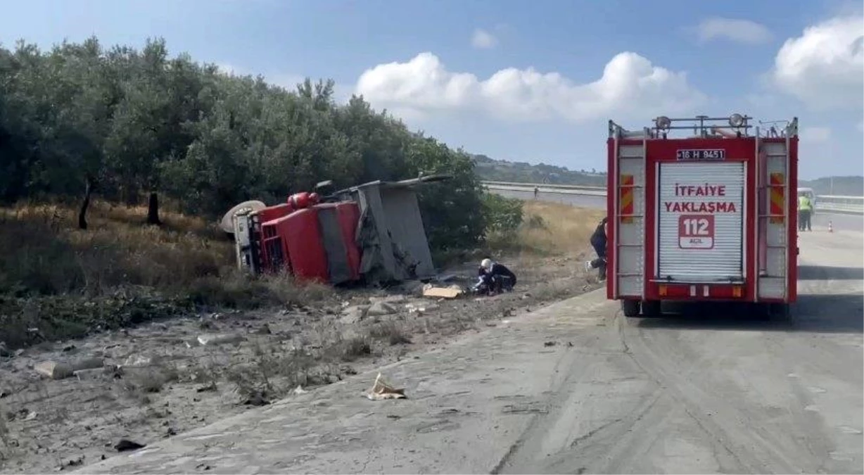 Bursa\'da çimento yüklü kamyon devrildi : 1 ölü