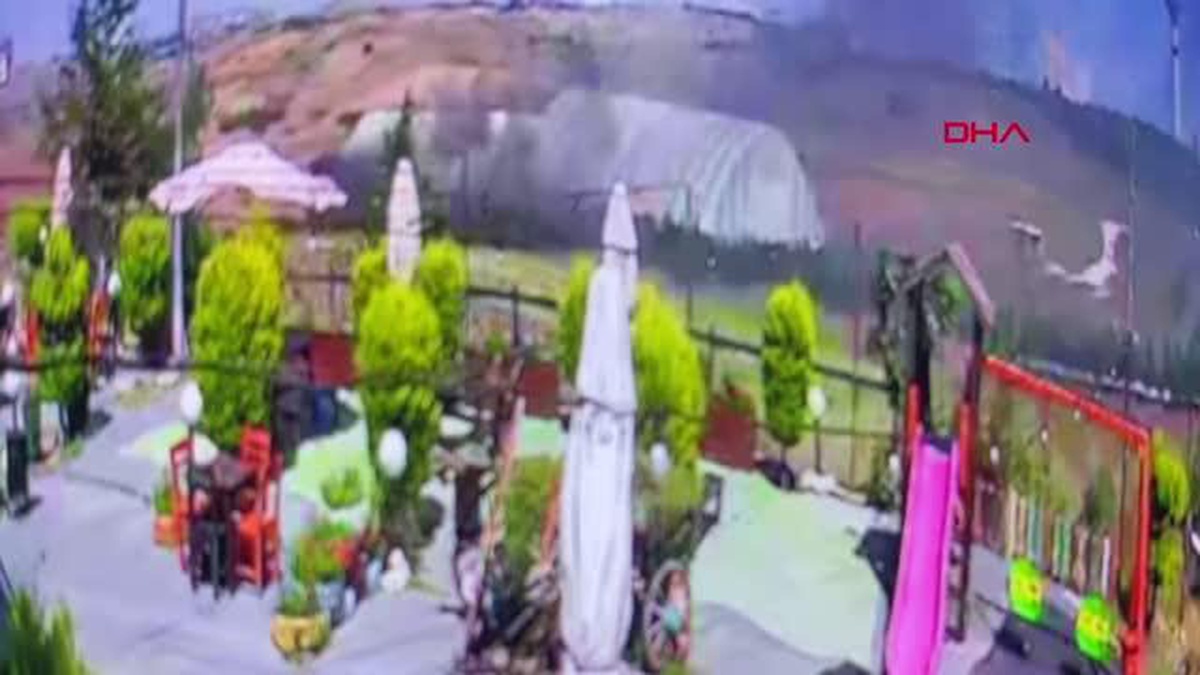 BÜYÜKÇEKMECE\'DE YANGIN ÇIKAN HALI SAHA DEPOSUNDA CESET BULUNDU