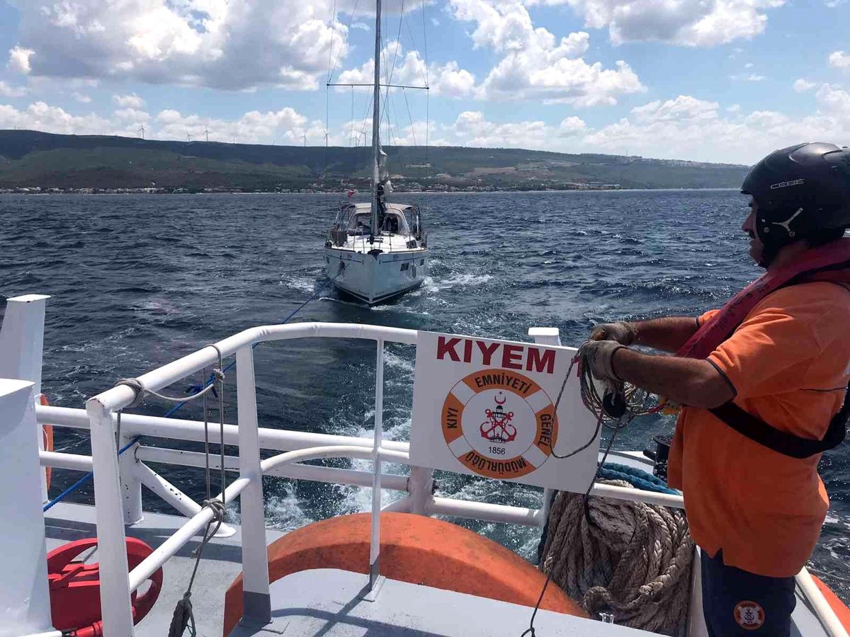 Çanakkale açıklarında sürüklenen tekne kurtarıldı