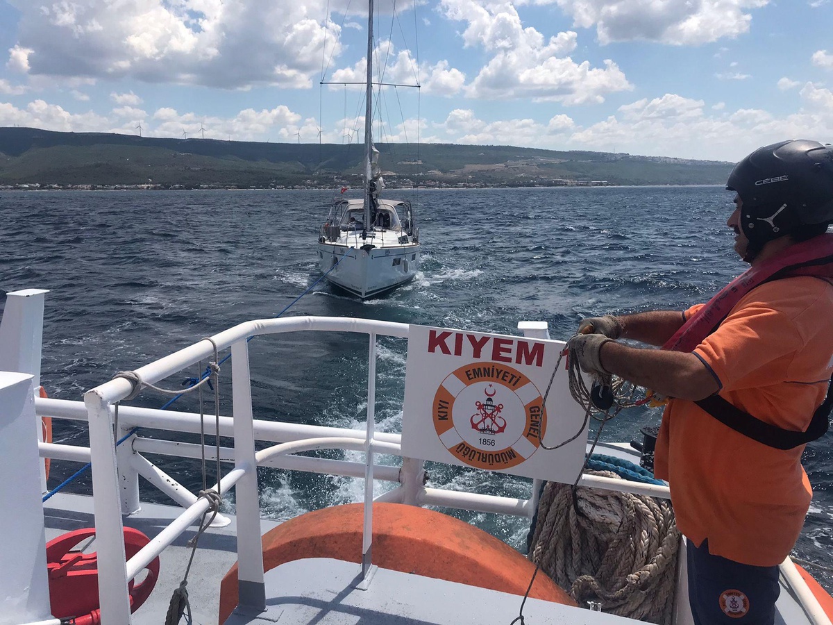 Çanakkale Boğazı\'nda arızalanan tekne KEGM ekiplerince kurtarıldı
