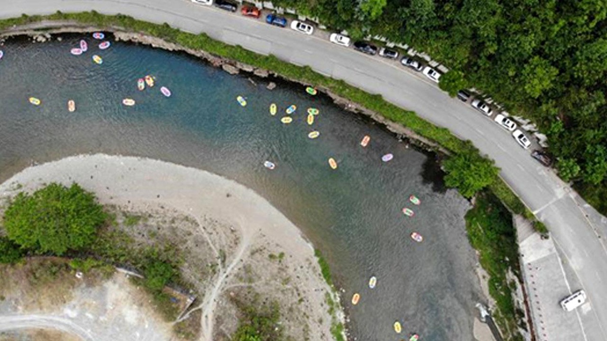 Çin\'in Nanjiang Büyük Kanyonu Sıcaktan Kaçan Turistleri Gözdesi Oldu