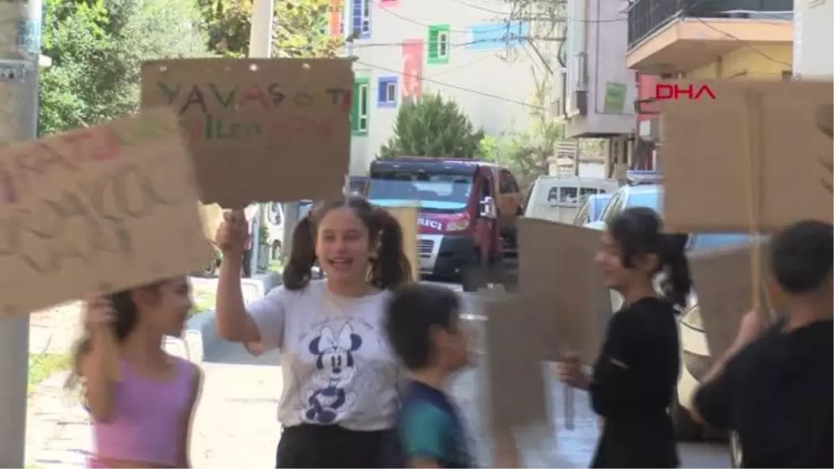 Hız sınırını aşıp kedileri ezen sürücülere çocuklardan pankartlı uyarı