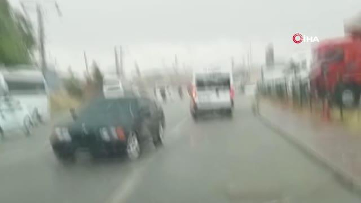 Yağmur yolları göle çevirdi
