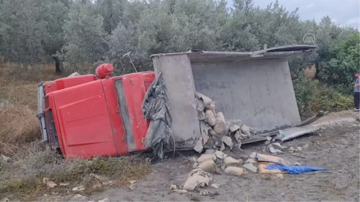 Bursa\'da devrilen çimento yüklü kamyonun sürücüsü öldü