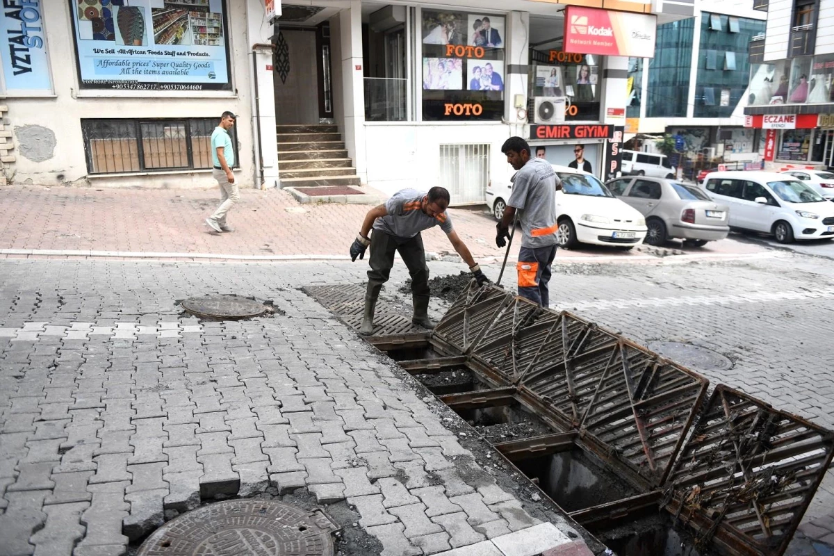 Esenyurt\'ta beklenen sağanak yağış öncesi önlemler alındı