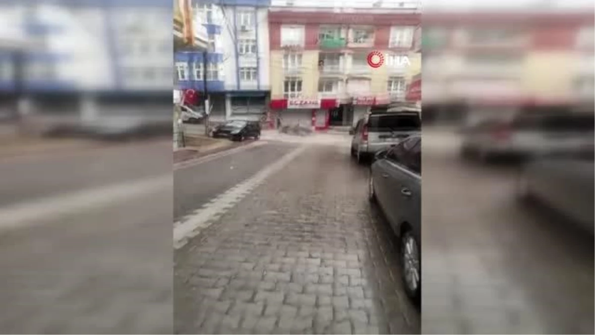 Esenyurt'ta etkili olan sağanak yağış rögarları patlattı: Caddeler sular altında kaldı