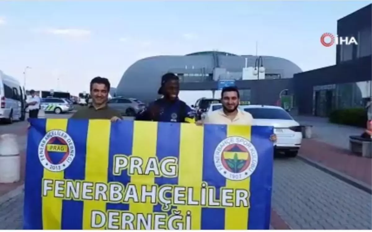 Fenerbahçe Çekya\'da çiçeklerle karşılandı