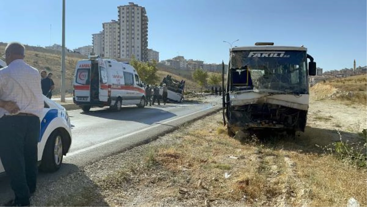Gaziantep\'te işçi servisleri çarpıştı: 3\'ü ağır, 22 yaralı
