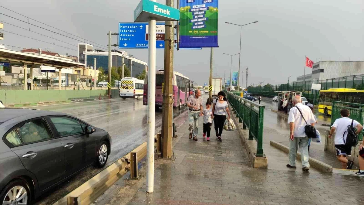 Güneşli havada yağmur yağdı, vatandaşlar kaçacak yer aradı