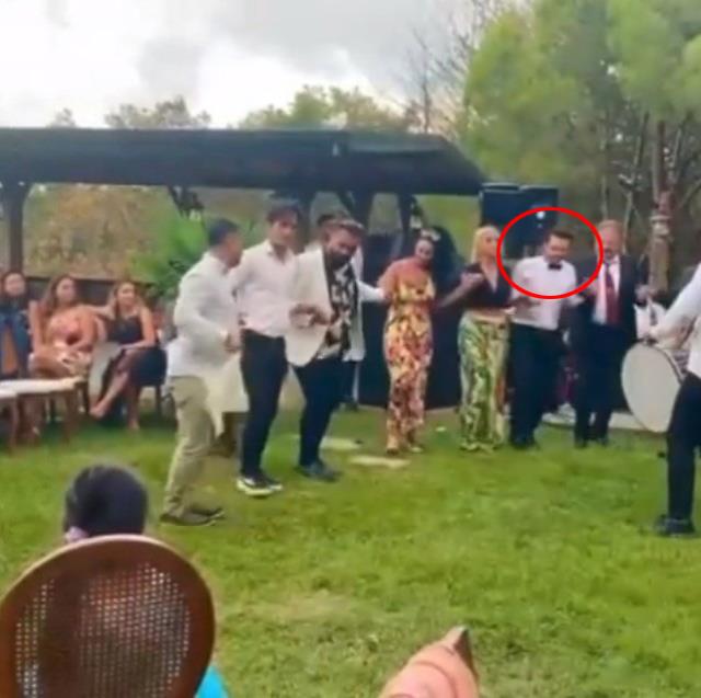 Hayranıyla evlenen Nihat Doğan'ın düğününde tepki çeken anlar! Bir kişi, kalabalığa aldırış etmeye havaya ateş etti