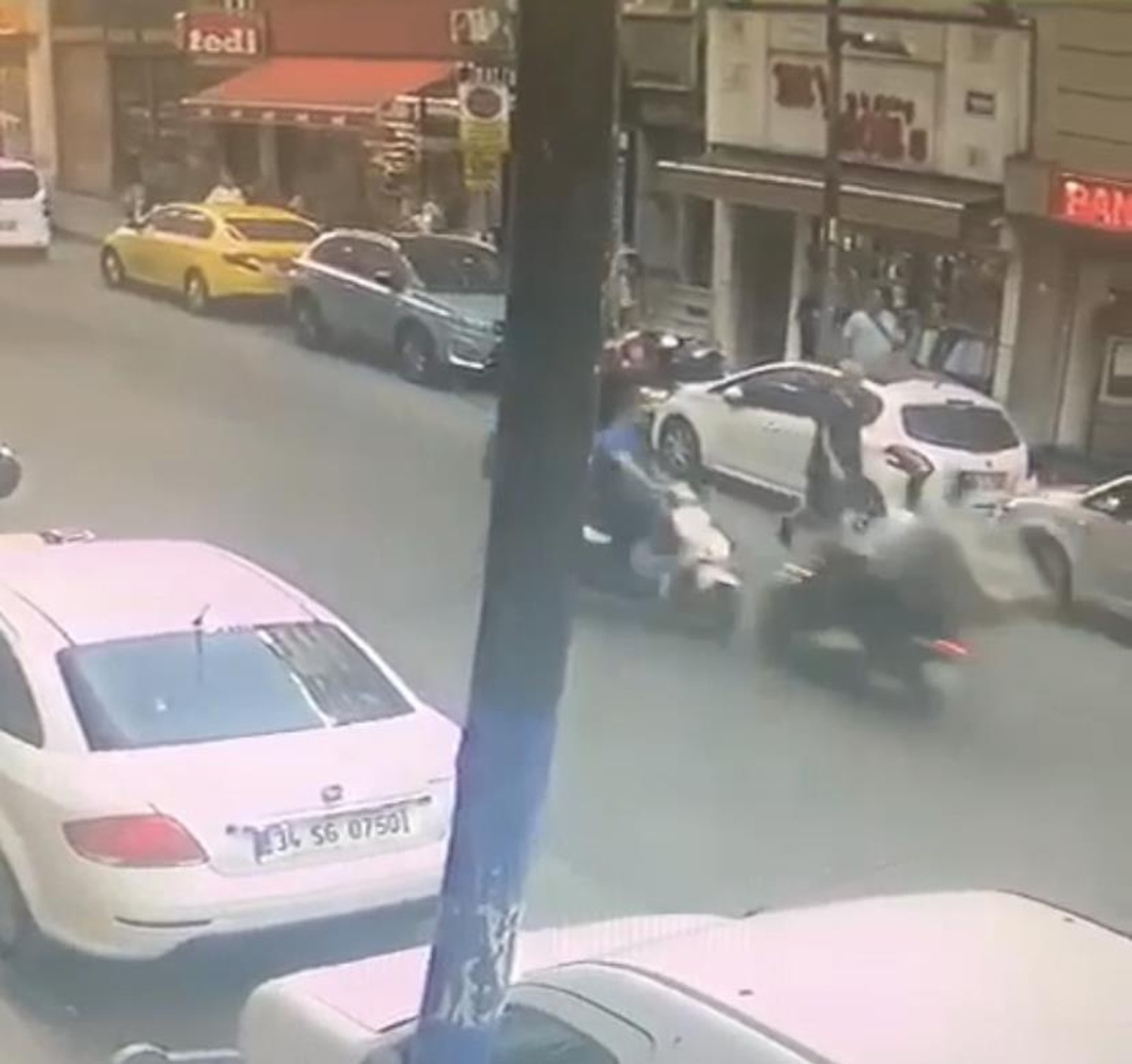 Şişli\'de ilginç kaza kamerada: İki motosikletli kafa kafaya çarpıştı