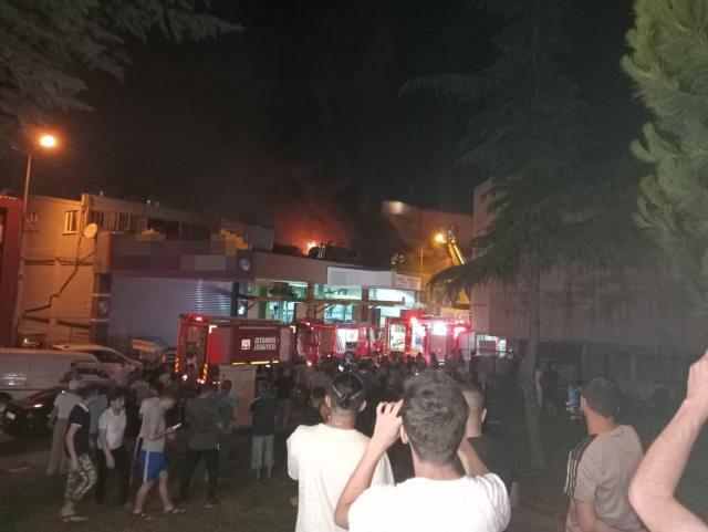 İş yeri alevler içinde kalan adam 'Allah'ım bu nasıl acı' diyerek feryat etti İş yeri alevler içinde kalan adam 'Allah'ım bu nasıl acı' diyerek feryat etti