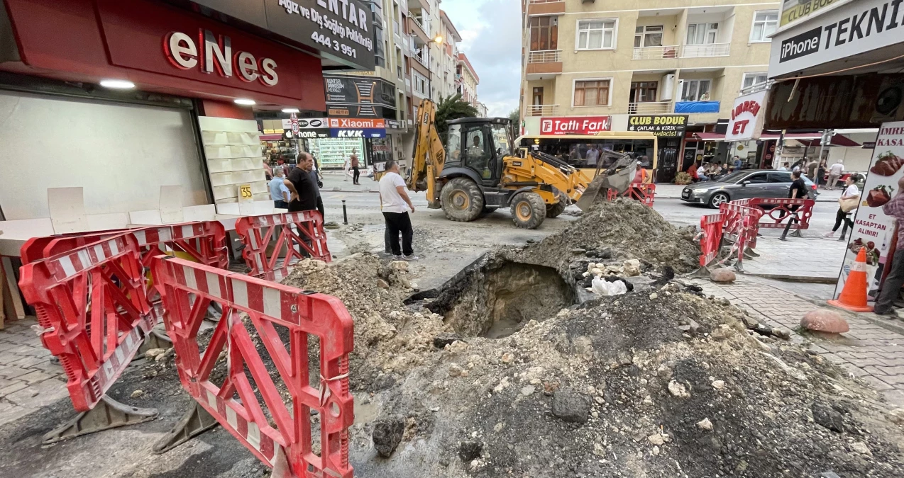 İSKİ kazısında su borusu patlayınca ev ve iş yerlerini su bastı