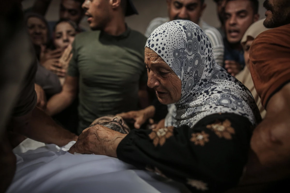 İsrail\'in Gazze saldırısında ölen Filistinli için cenaze töreni düzenlendi