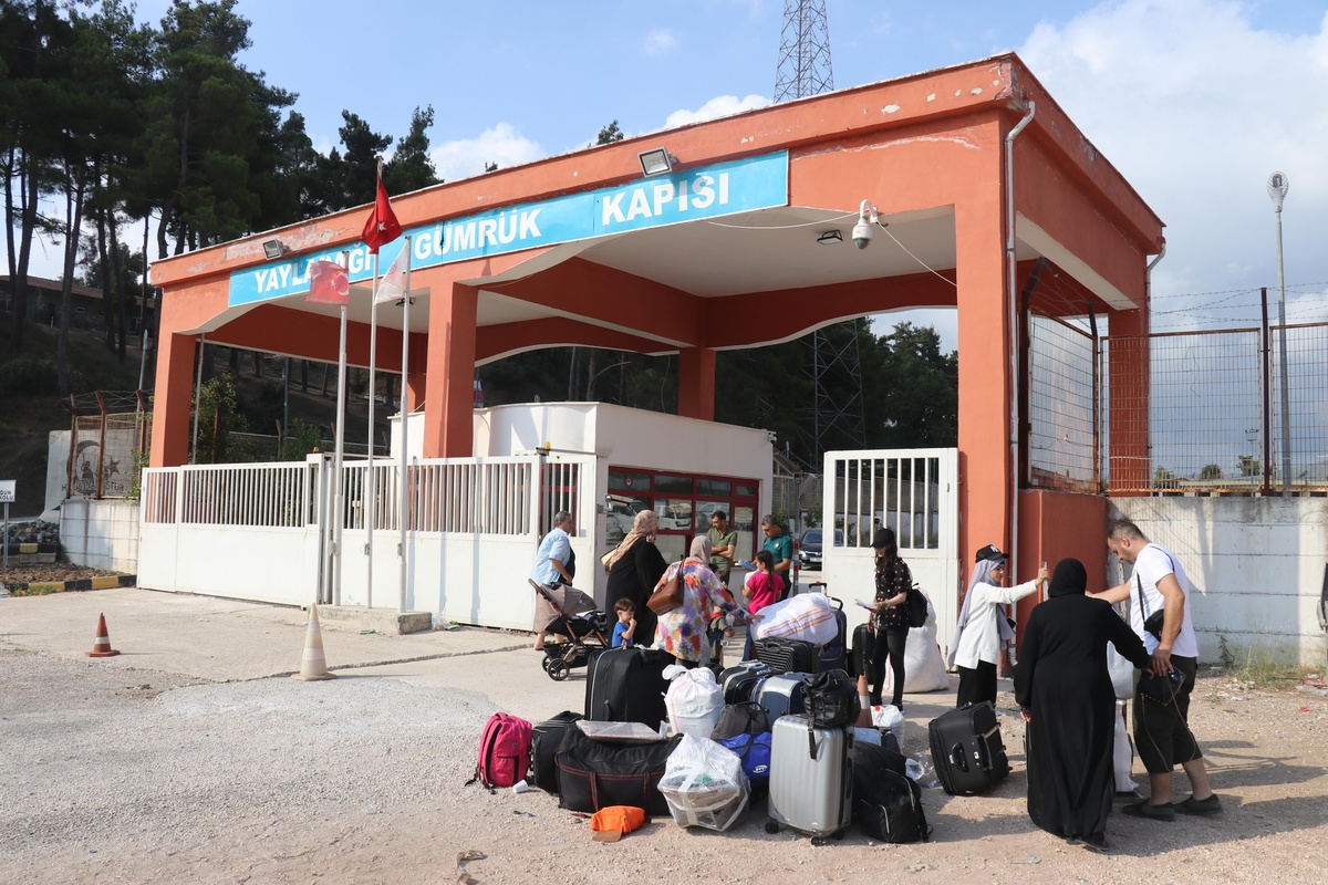 İstanbul\'dan yola çıkan 54 Suriyeli, Hatay ve Kilis\'ten ülkelerine uğurlandı