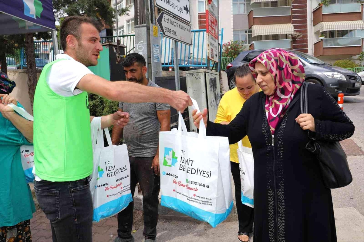 İzmit Belediyesi, Tarımsal Uygulama Bahçesi\'nde Ürettiklerini Halkla Paylaşıyor