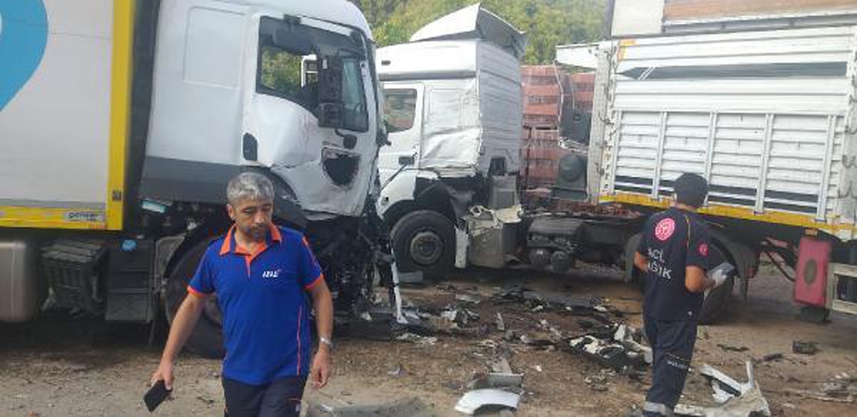 Kamyon, park halindeki TIR\'lara çarptı: 3 yaralı