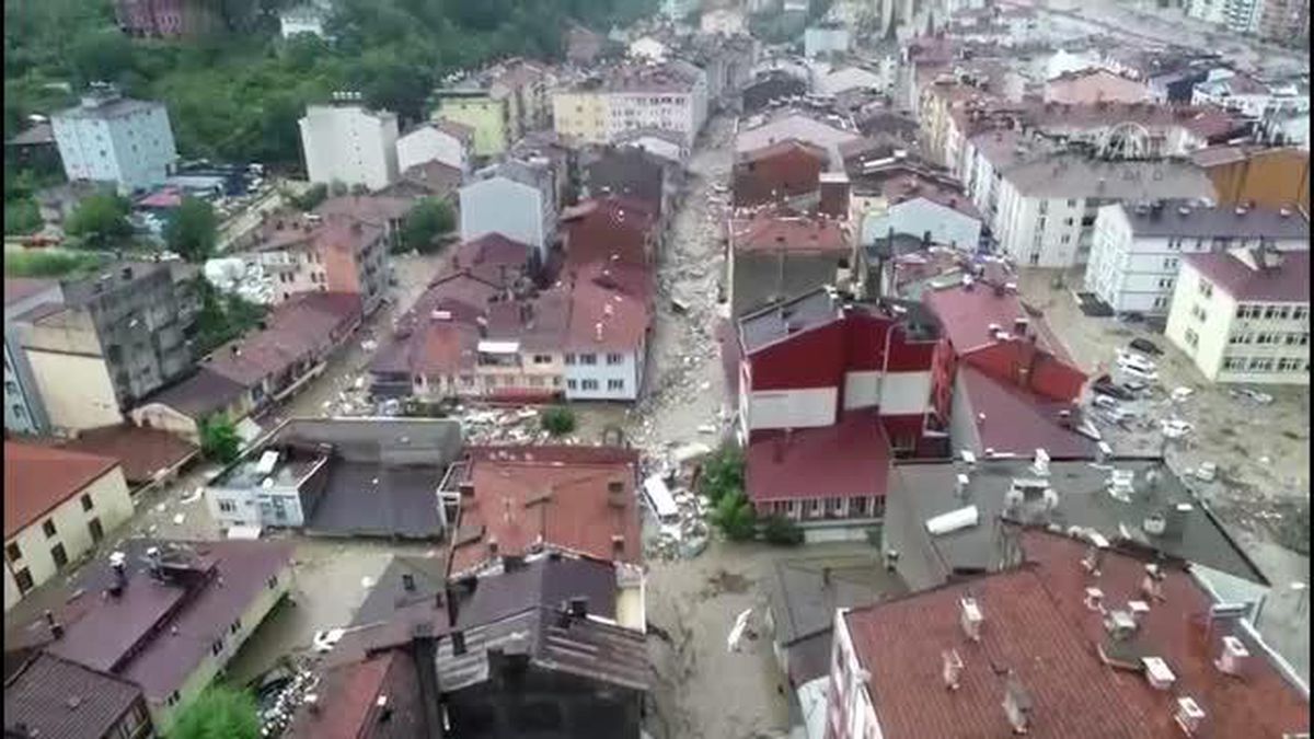 Aile mesleğinin devamı için selde kaybettiği eşinin yerine tezgahın başına geçti