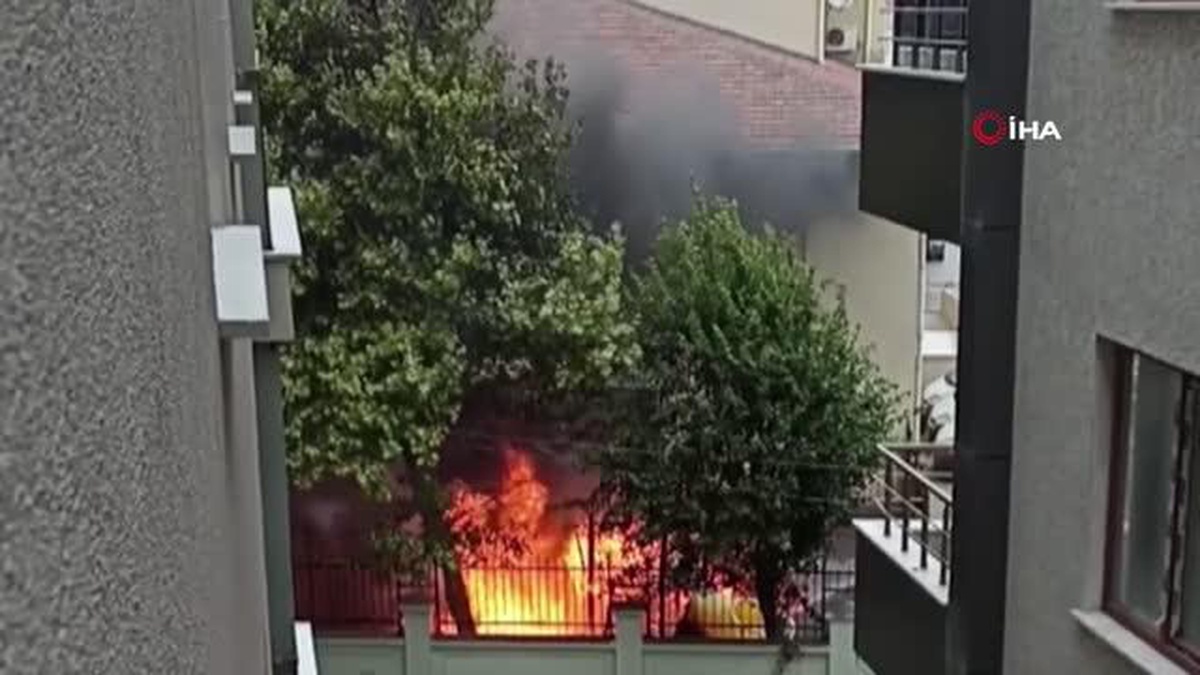Küçükçekmece\'de çocuklar oyun oynarken ana okulunun parkını yaktı