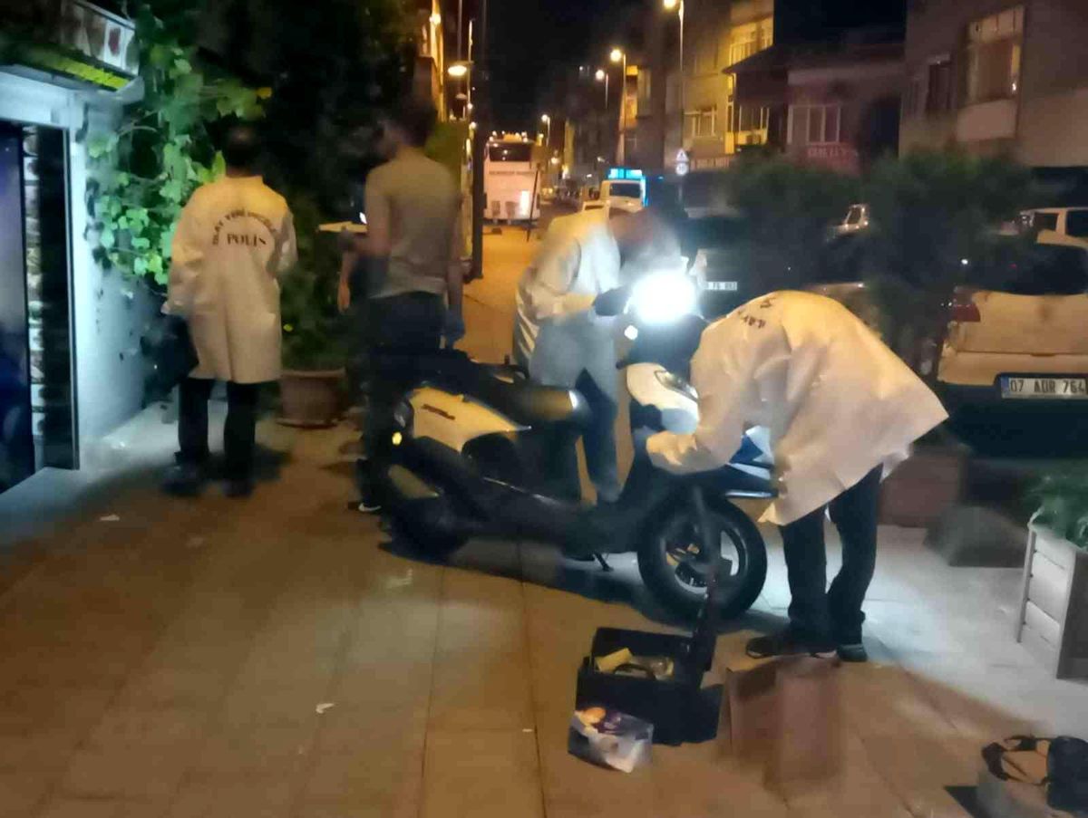 Küçükçekmece'de motosikletle gelen şüpheliler 1 kişiyi sokak ortasında vurarak öldürdü