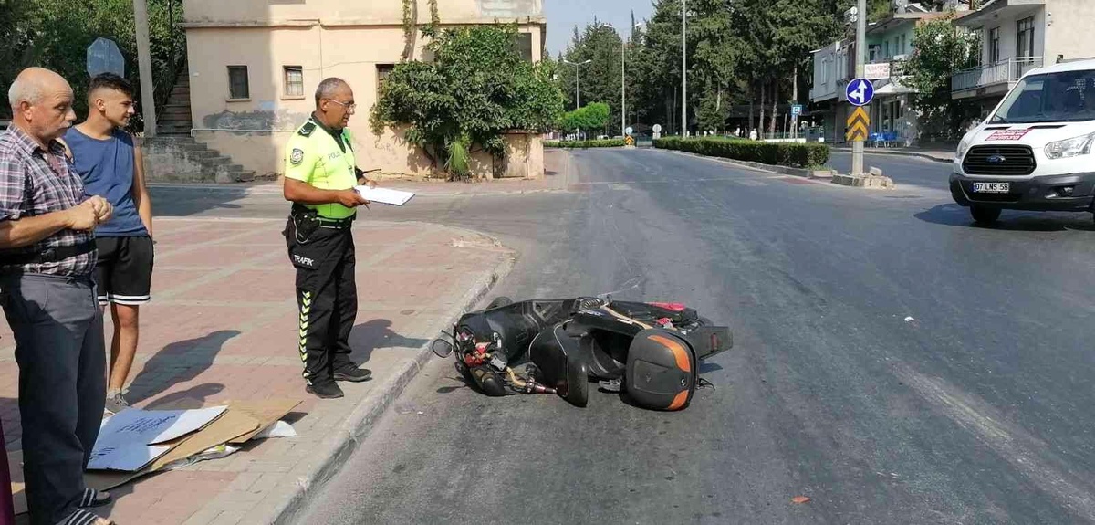 Manavgat\'ta yola savrulan elektrikli bisiklet sürücüsüne minibüs çarptı