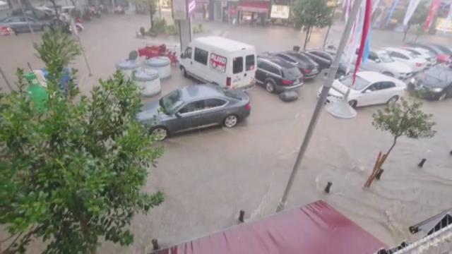 Meteoroloji'nin günlerdir uyarısını yaptığı yağış İstanbul'a giriş yaptı! Silivri'de caddeler göle döndü