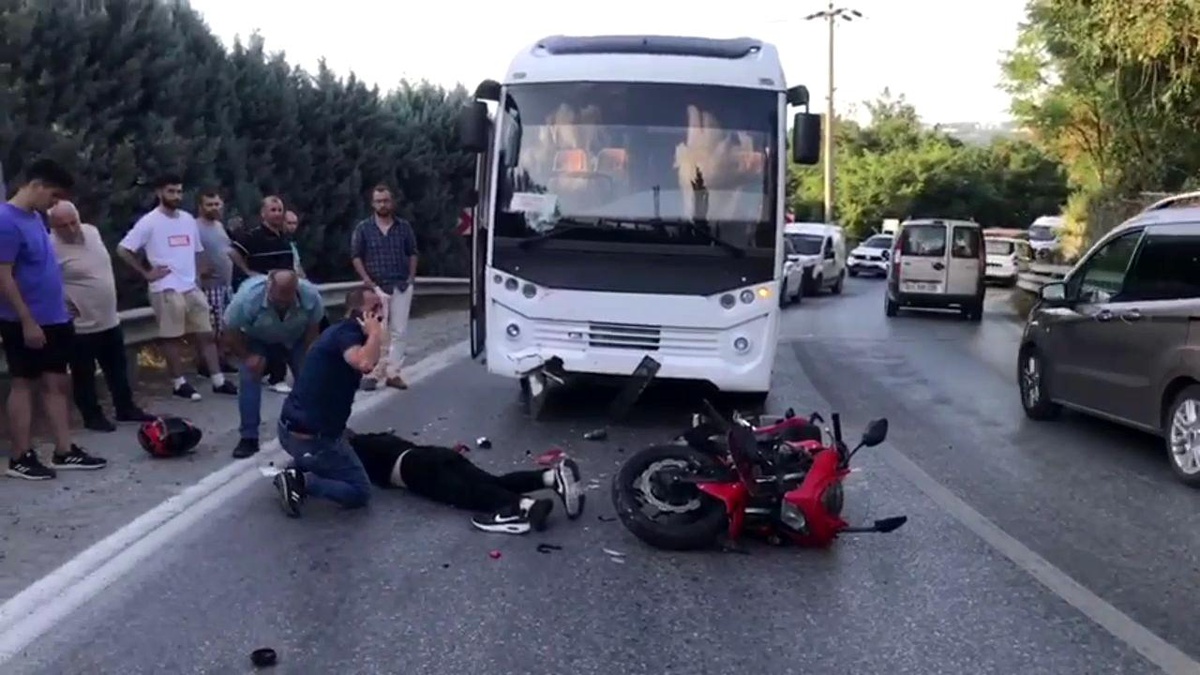 Motosiklet ile midibüs çarpıştı: 1 yaralı