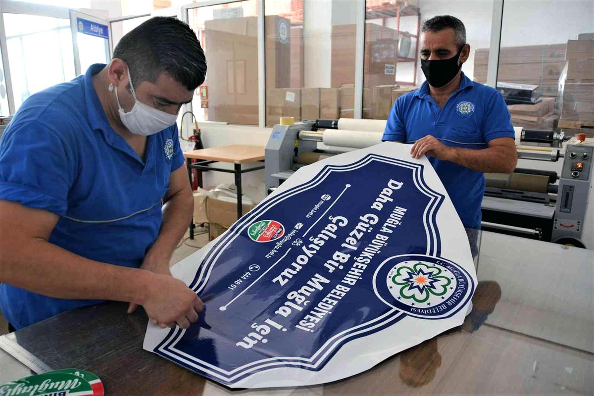 Muğla haber... Muğla Büyükşehir, ürettiği levhalardan 14 Milyon TL tasarruf etti