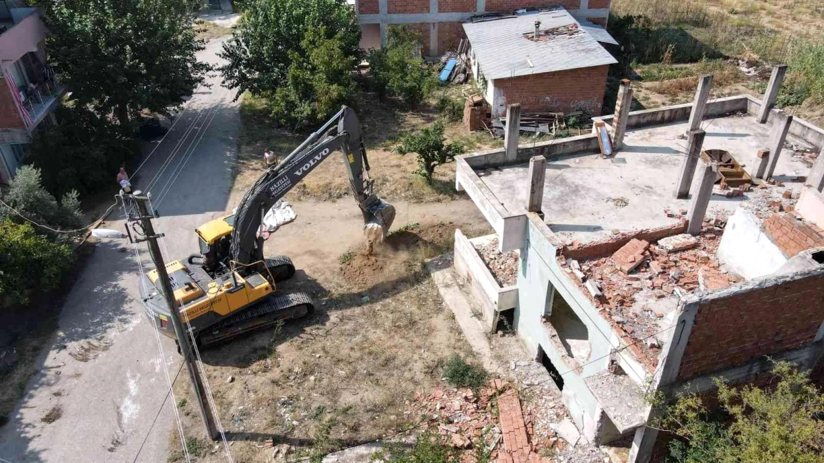 Nazilli\'de kamulaştırılan yapılar yıkılarak imar yolları açılıyor