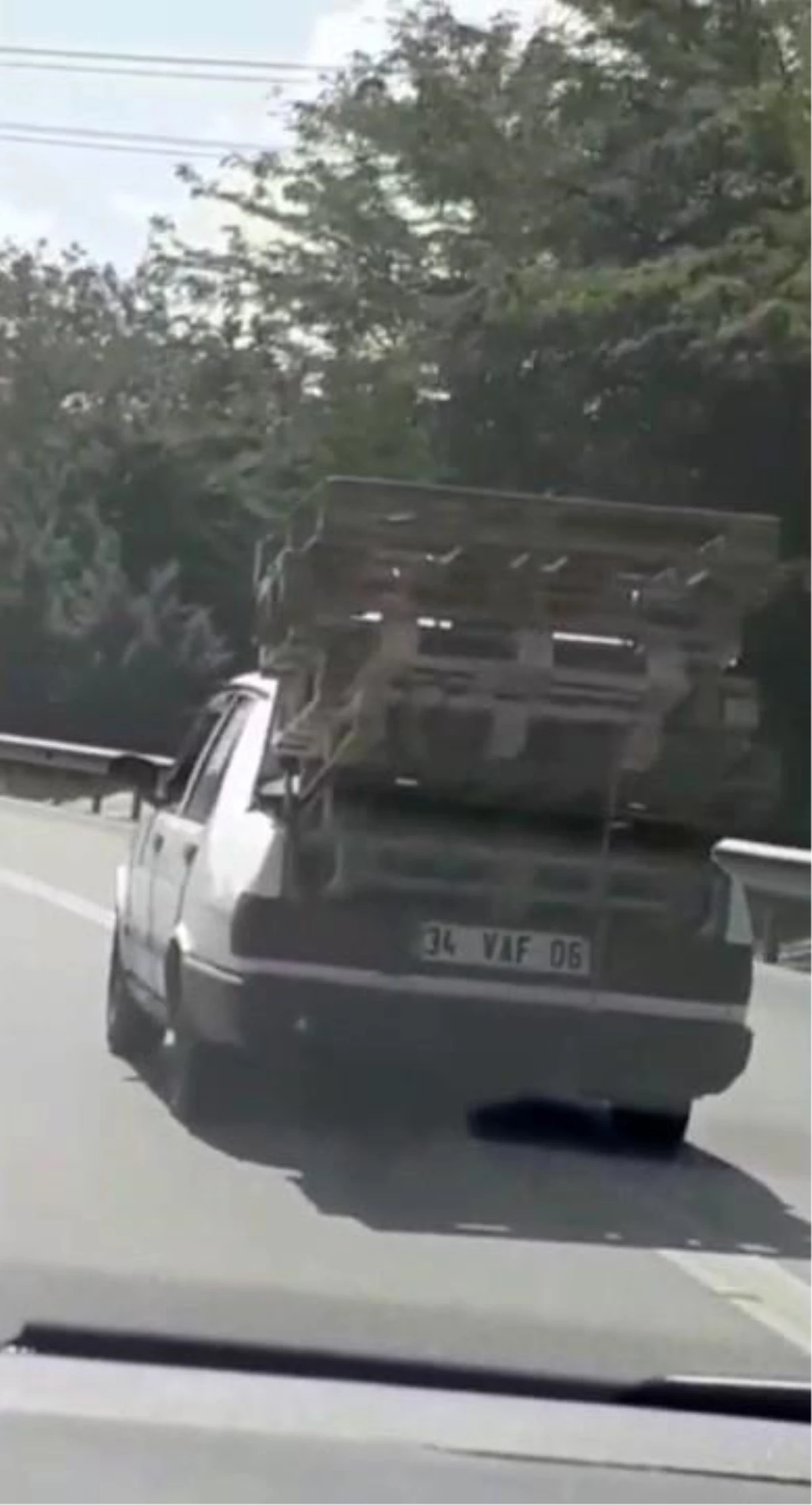 Sultangazi\'de otomobil bagajında tehlikeli taşımacılık kamerada