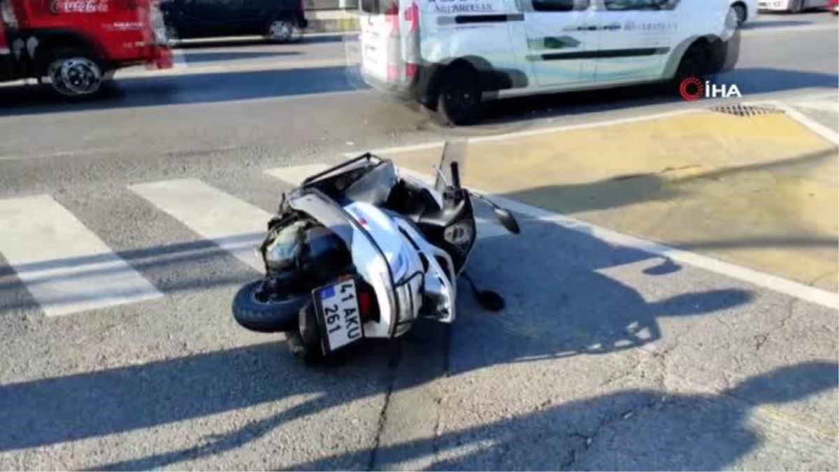 Otomobille çarpışan motosiklet sürücüsünün kaskı parçalandı