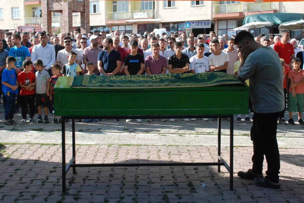 Paraşüt kazasında hayatını kaybeden okul müdürünün cenazesi Kütahya\'da defnedildi