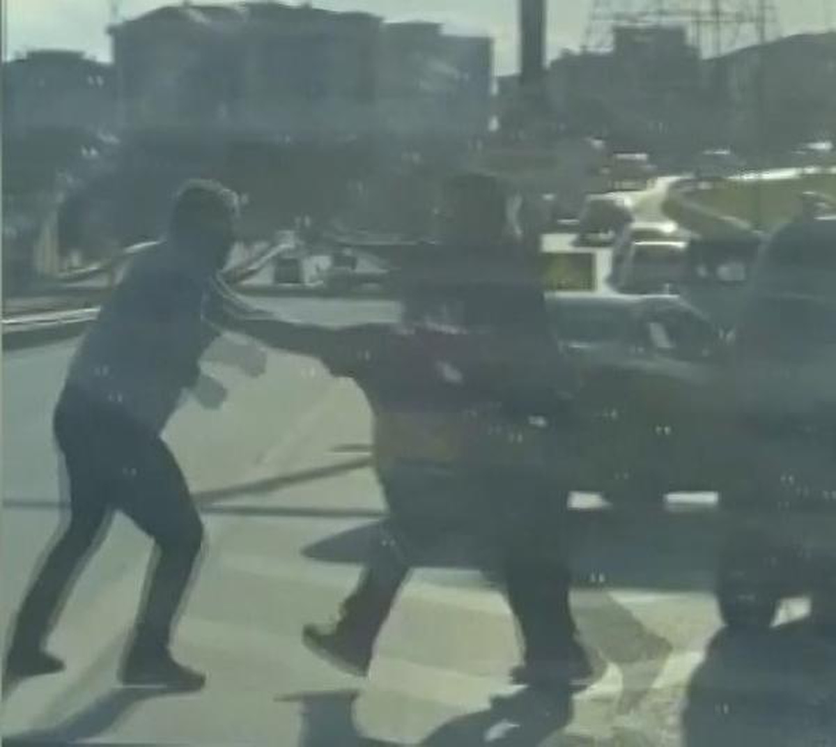 PENDİK\'TE TRAFİKTE YUMRUK YUMRUĞA YOL VERME KAVGASI