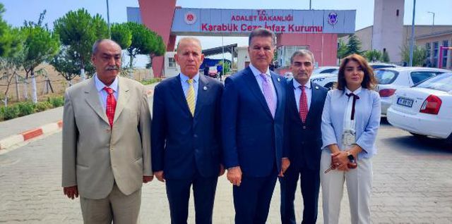 Cezaevi önünde konuşan Mustafa Sarıgül: Başka bir partiye geçen vekil, milletvekilliğinden de istifa etmeli Cezaevi önünde konuşan Mustafa Sarıgül: Başka bir partiye geçen vekil, milletvekilliğinden de istifa etmeli