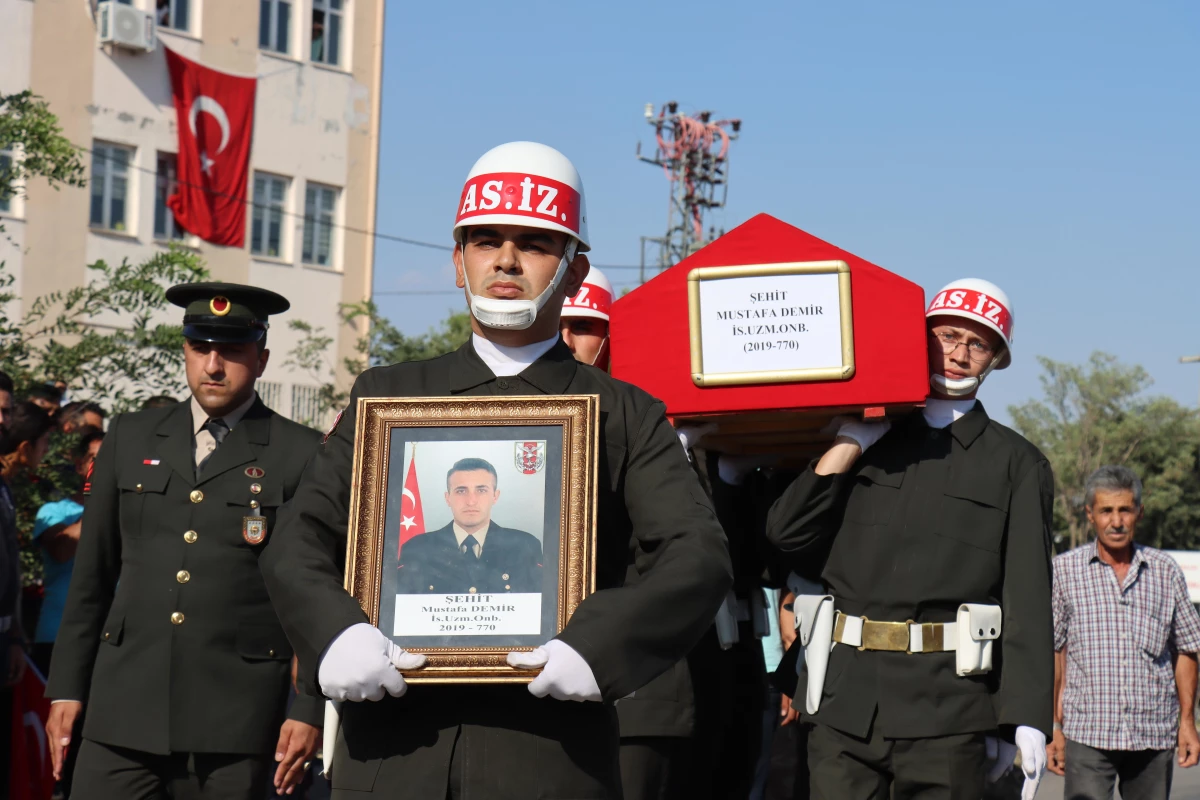 Şehit Uzman Onbaşı Mustafa Demir, Adıyaman\'da son yolculuğuna uğurlandı