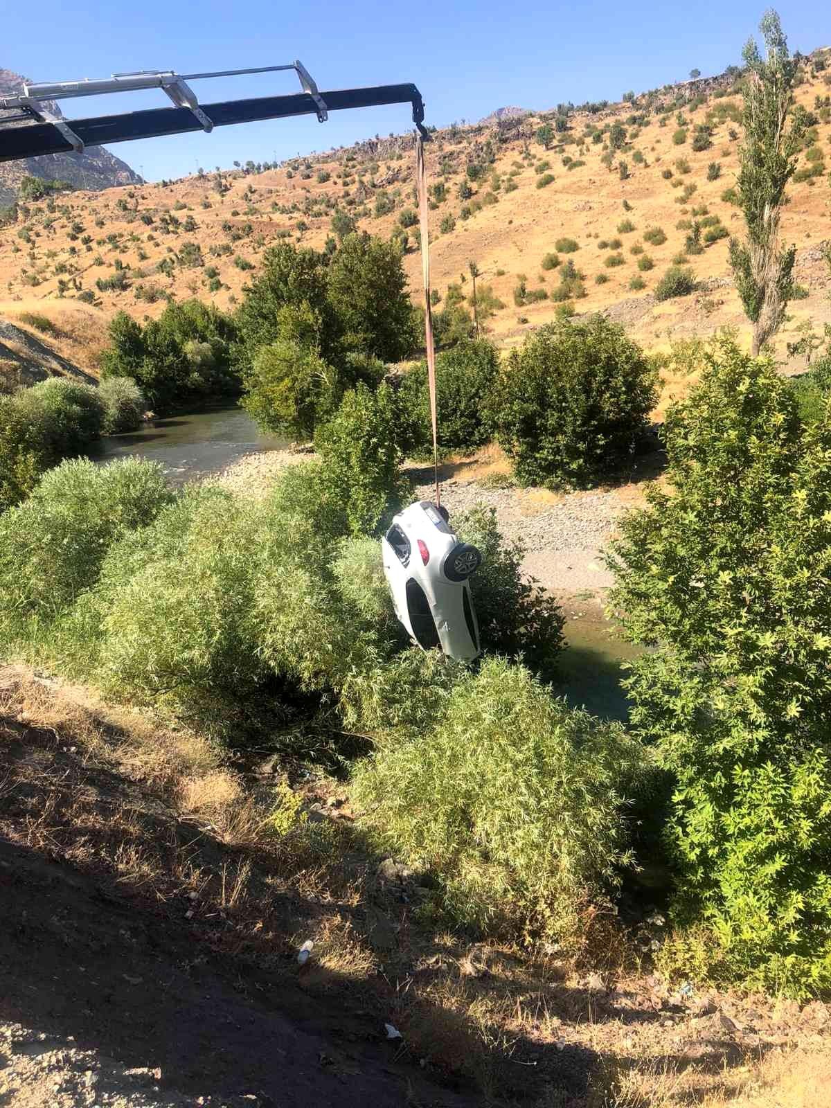 Siirt\'te araç köprüden uçtu, sürücü kazayı yara almadan atlattı