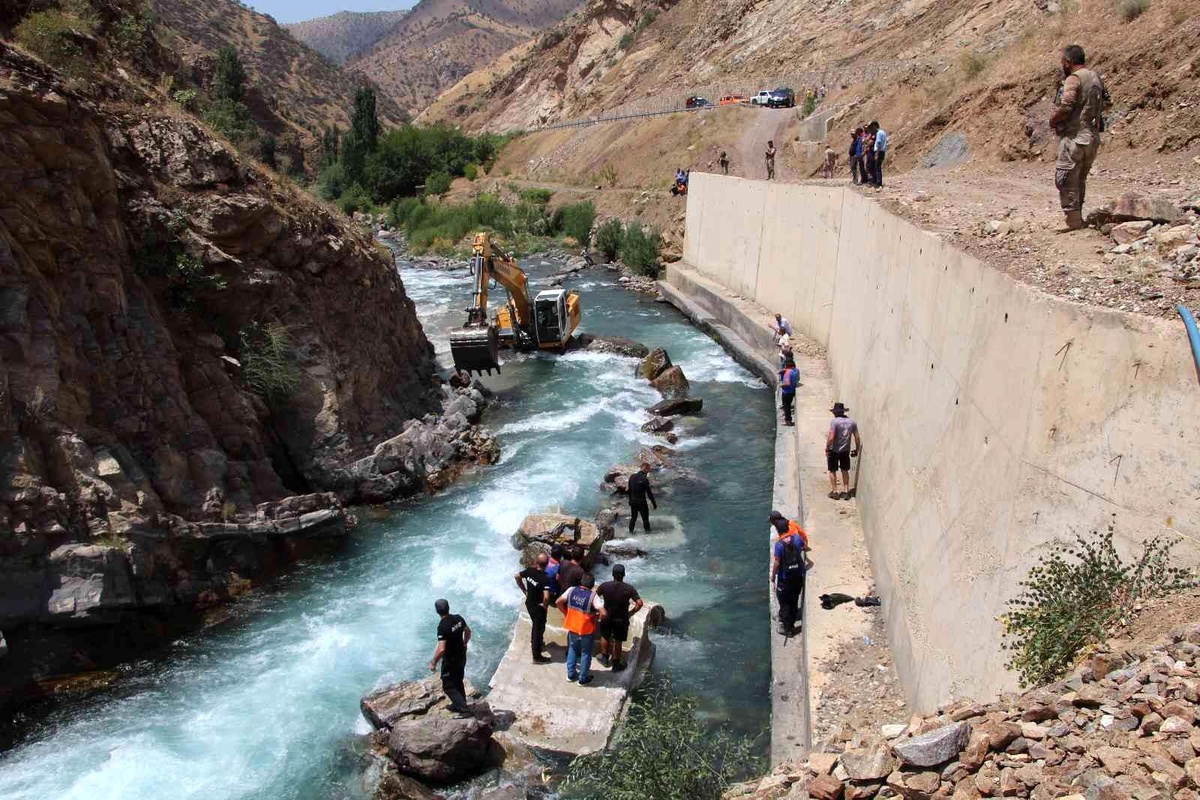 Siirt\'te suyun yönü değiştirilerek kayıp hemşireyi arama çalışmaları sürdürülüyor